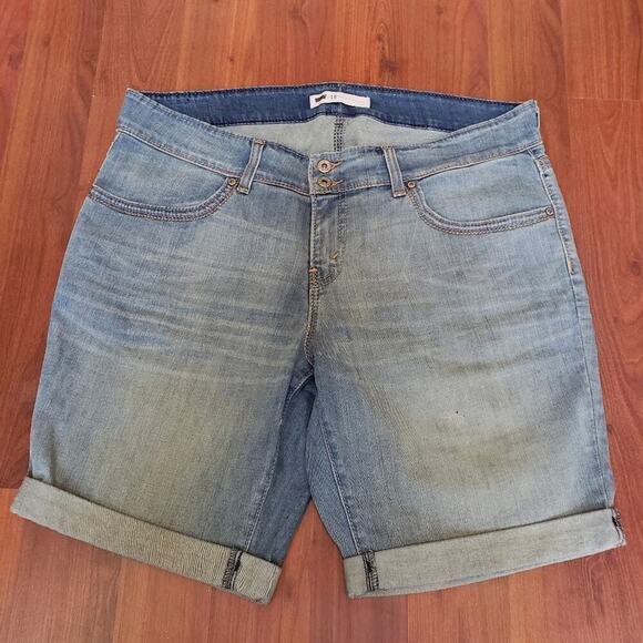 LEVIS LIGHT WASH COTTON CUFFED SHORTS SIZE 18 - Picture 6 of 6